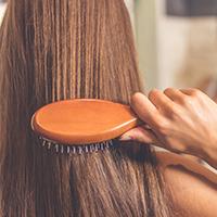 Como lavar a escova de cabelo e evitar danos aos fios